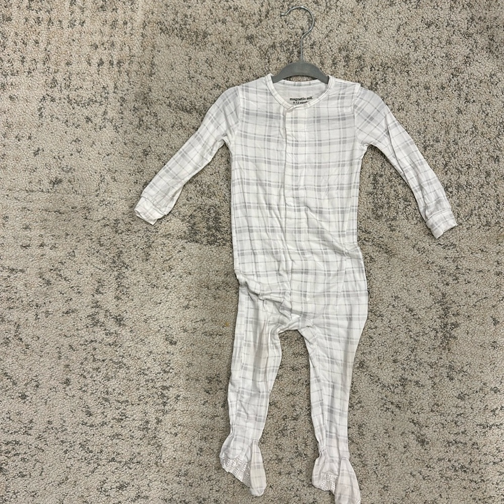 Magnetic Me 9-12 month gender neutral onesie. No stains and hung dry, VGUC